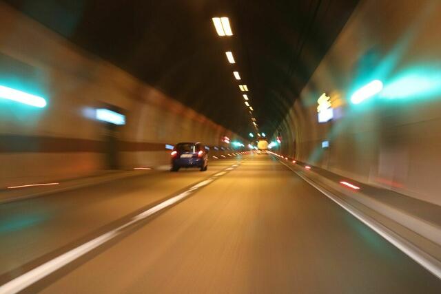 Ab dem 20. Juni wird es in insgesamt sechs Nächte für Prüfungen und Fahrbahnsanierung bei den Portalbereichen zu Sperren kommen. | Foto: Pixabay