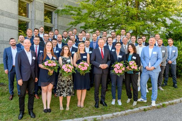 Die neuen oberösterreichischen Baumeister mit den Gratulanten Baulandesinnungsmeister-Stellvertreter Stefan Mayer (vorne r.), Landeshauptmann Thomas Stelzer (vorne 4. v. r.) und Innungsgeschäftsführer Markus Hofer (vorne l.) | Foto: cityfoto-Simlinger 