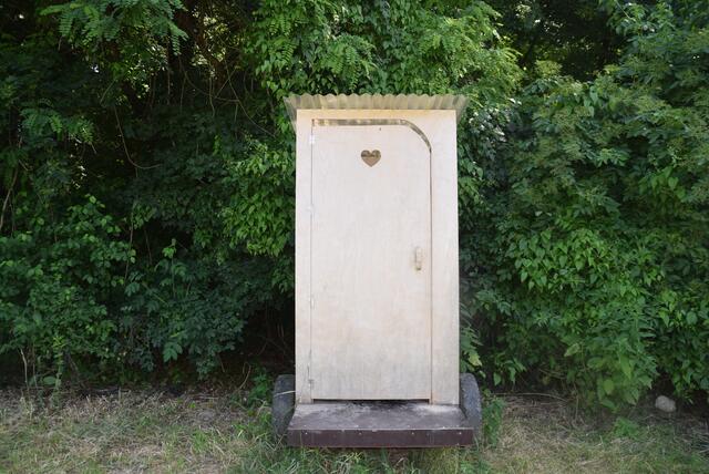 Sogar das mobile WC im Gemüsegarten ist zu 100 Prozent bio. | Foto: Katrin Pirzl