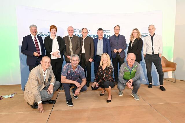  LH Dr. Peter Kaiser, Univ.Prof.in Mag.a.Dr.in Sigrid Stagl - Ökonomin, Bgm. Günther Nowak, Mallnitz, Bgm. Peter Suntinger, Großkirchheim, Bgm. Arnold Klammer, Obervellach, Univ.-Prof. Markus Hengstschläger - Leitung des Institutes für Medizinische Genetik, Dr.in Sabine Seidler, Dr. J. Daniel Dahm
Vorne (von l.n.r.): Fritz Habekuss, Moderator die ZEIT, Prof. DI. Dr. Hans-Peter Hutter - Umweltmediziner, Prof.in Dr.in Antje Boetius - Meeresbiologin, Mag. Peter Rupitsch | Foto: NPHT/Peter Schober