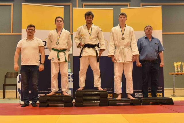 Emmanuil auf dem 2. Platz bei der Siegerehrung der U21.