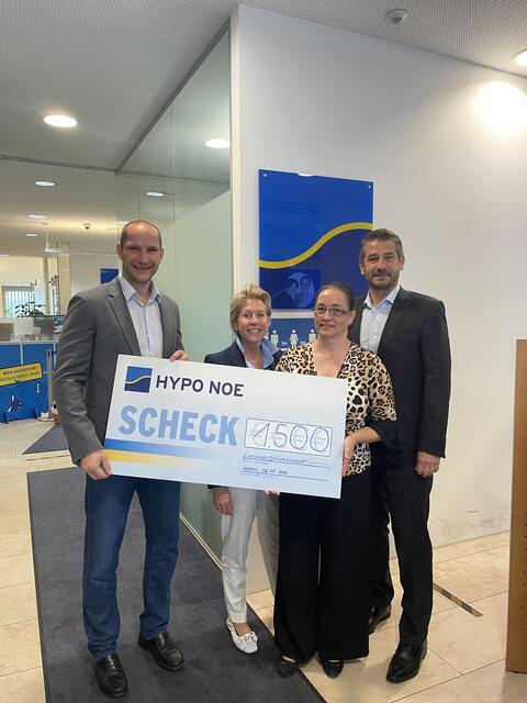 Gudrun Kanzler, Manuela Kittinger, Thomas Hubauer übergaben den Spendencheck in Höhe 1.500 Euro an Alexander Hofmann (l.) von Future4Children | Foto: privat