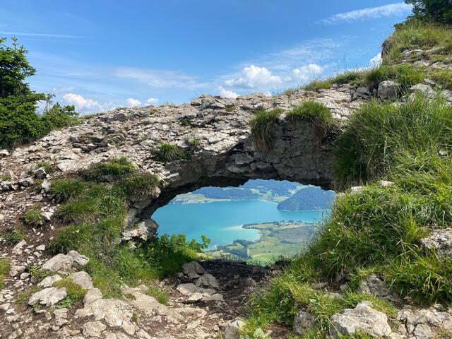 Das Felsenfenster "Ofenloch" mit fantastischem Blick auf den Wolfgangsee und Strobl.