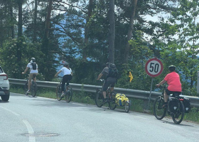 Untragbare Zustände für alle Verkehrsteilnehmer zwischen Innsbruck und Igls. | Foto: Privat