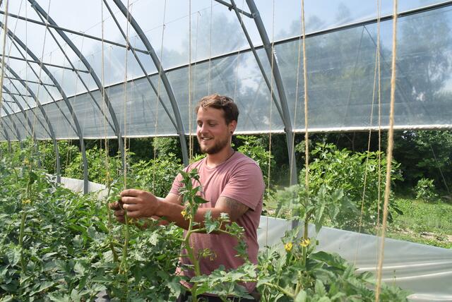 Bio-Bauer Bernhard Osterer betreibt gemeinsam mit seinem Bruder Thomas seit zwei Jahren den Biohof in Tribuswinkel. | Foto: Katrin Pirzl
