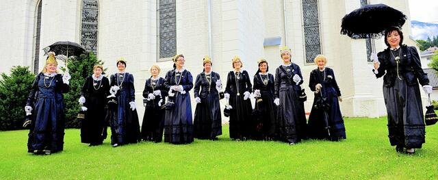 Die Hermagorer Bürgerfrauen tragen eine Bodenhaube mit schwarzen Bändern und einem prächtigen Goldspiegel. Das schwarze Seidenkleid ist zweigeteilt und hat Rüschen und Schößljacke und Rock.