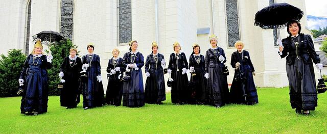 Die Hermagorer Bürgerfrauen tragen eine Bodenhaube mit schwarzen Bändern und einem prächtigen Goldspiegel. Das schwarze Seidenkleid ist zweigeteilt und hat Rüschen und Schößljacke und Rock. | Foto: Foto: Hans Jost