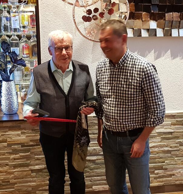 Ehrenmitglied Josef Eggl mit Obmann Horst Stadlmayr.