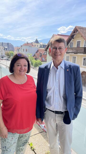 Mehr Kinderkrippen-Plätze für Zirler: GV Pichler und Bgm. Öfner.