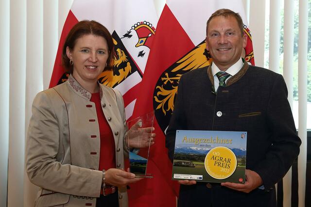 Agrar-Landesrätin Michaela Langer-Weninger (ÖVP) und Hubert Huber, Leiter der Abteilung Land- und Forstwirtschafts beim Land Oberösterreich.