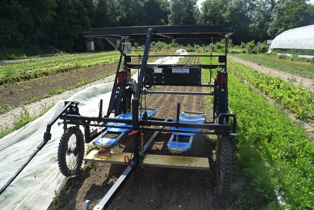 Sieht aus wie ein kleiner „Gurken-Flieger“: Der solarbetriebene „Flieger“ dient zum Unkraut-Jäten.  | Foto: Katrin Pirzl