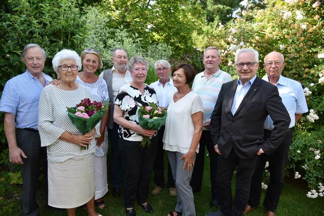 Im Bild Bürgermeister Ferdinand Köck, GR Dr. Klaus Tremmel, GR Peter Soucek und GR  Harald Mezriczky und den Geburtstagskindern Helene Schnitzer, die mit Ulrike Schiller gekommen war, Irene Breitenlacher, Robert Kubicek mit seiner Frau Erna und Josef Proß. | Foto: Baden Media
