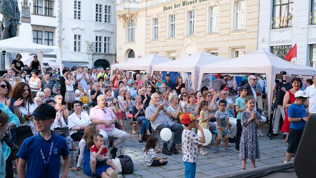 Rund 3.000 Leute feierten gemeinsam am Judenplatz. | Foto: IKG/Schmidl