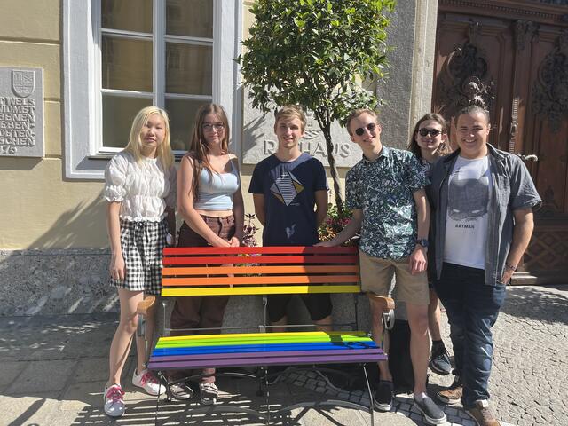 Die Grüne Jugend mit Gemeinderat Alessandro Schatzmann stellten eine Regenbogenbank aus Eigeninitiative vor dem Welser Rathaus auf. | Foto: BRS