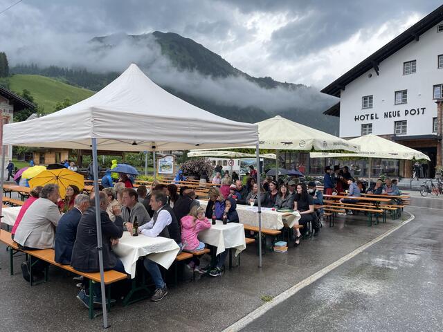 Das Wetter spielte anfangs nicht so ganz mit, unter Schirmen blieben aber alle Besucher trocken. | Foto: Lechtal Tourismus