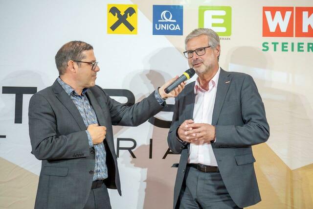 Moderator Gregor F. Waltl (l.), hier mit WKO-Direktor Karl-Heinz Dernoscheg, führte durch den Abend in der Florianihalle. | Foto: Foto Fischer