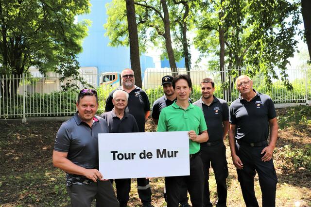 Robert Niessner (Bildmitte) und Markus Schmid/Sappi-Bauabteilung (li) mit Mitgliedern der Betriebsfeuerwehr, die die Labestation betreuten. | Foto: Edith Ertl