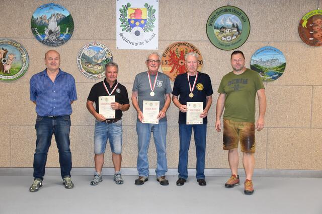 V.l.n.r.:
SGKP-Landessportleiter Peter Schinnerl
Heinz Stecher (SG Hopfgarten / 2. Platz Senioren 3 30-30)
Adam Lennert (SG Hopfgarten / 1. Platz Senioren 3 30-30)
Johann Schneider (Sportschützen Brixlegg / 3. Platz Senioren 3 30-30)
Dieter Achleitner (OSM SG Kundl) | Foto: Susanne Paar, TLSB