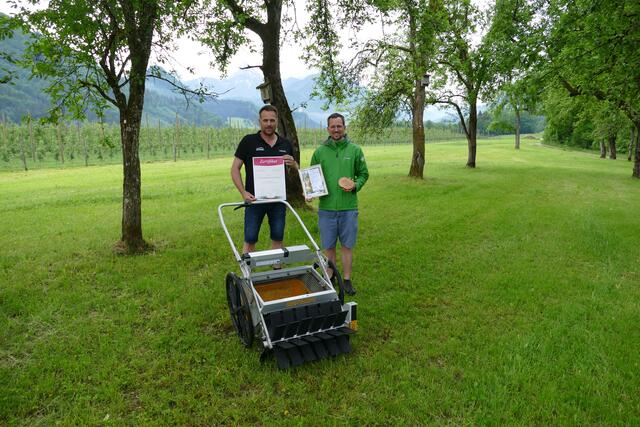Geschäftsführer Oliver Gulas-Wöhri (rechts) mit dem regionalen Streuobstpartner Christian Weissensteiner vom Genussmosthof Veitlbauer | Foto: NUP Eisenwurzen