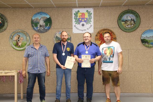 V.l.n.r.:
SGKP Landessportleiter Peter Schinnerl
Matthias Schneider (Sportschützen Brixlegg / 2. Platz Männer 20-20)
Josef Achorner jun. (SG Hopfgarten / 1. Platz Männer 20-20)
Dieter Achleitner (OSM SG Kundl) | Foto: Michael Lun (SG Kundl)