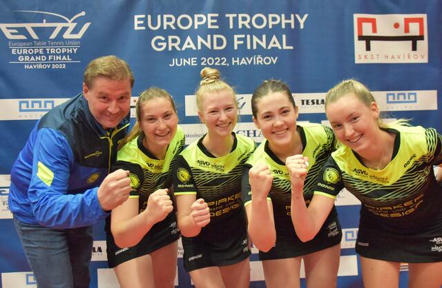 Werner Ritzinger (li.) in Tschechien mit Kärntner "Frauenpower" ins Halbfinale. | Foto: Schwaighofer