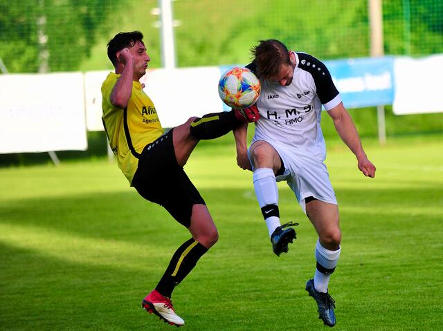 Vollster Einsatz bei Michael Simic (SPG, li.) und Manuel Wachter, die sich nicht nur in dieser Szene nichts schenkten.