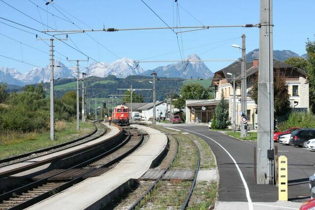 Am Bahnhof Windischgarsten konnte die Polizei das Auto anhalten. Am Steuer saß die 16-Jährige. Durch das Ortsgebiet von Windischgarsten ist allerdings die 14-Jährige gefahren – weil sie die bessere Autofahrerin sei, wie sie der Polizei sagte.  | Foto: BRS/Weymayer