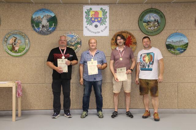 V.l.n.r.:
Roland Kwiatkowski (SG Schwoich / 2. Platz Senioren 1 30-30)
Peter Schinnerl (IHG / 1. Platz Senioren 1 30-30)
Thomas Moser (SG Schwoich / 3. Platz Senioren 1 30-30)
Dieter Achleitner (OSM SG Kundl) | Foto: Michael Lun (SG Kundl)