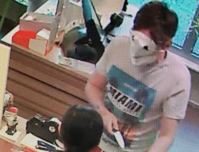 Raubüberfall auf Linzer Apotheke am 17. Juni 2022 in Linz: Der junge Täter war mit einem Küchenmesser bewaffnet. | Foto: Überwachungskamera