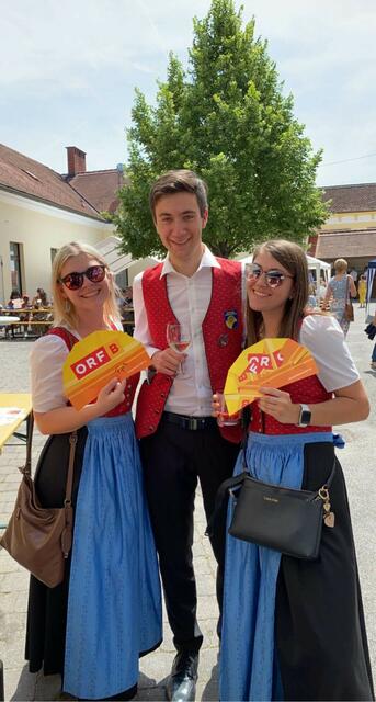 Beim heißen Auftritt beim Katholischen Pfarrfest gab es Erfrischung mit kühlen Getränken und Radio Burgenland-Fächer | Foto: Foto: Markus Appenzeller
