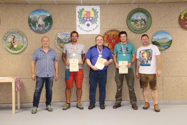 V.l.n.r.:
SGKP Landessportleiter Peter Schinnerl
Patrick Kraler (Sportschützen Brixlegg / 2. Platz Männer 30-30)
Josef Achorner jun. (SG Hopfgarten / 1. Platz Männer 30-30)
Fabian Weintraut (SG Kundl / 3. Platz Männer 30-30)
Dieter Achleitner (OSM SG Kundl) | Foto: Michael Lun (SG Kundl)