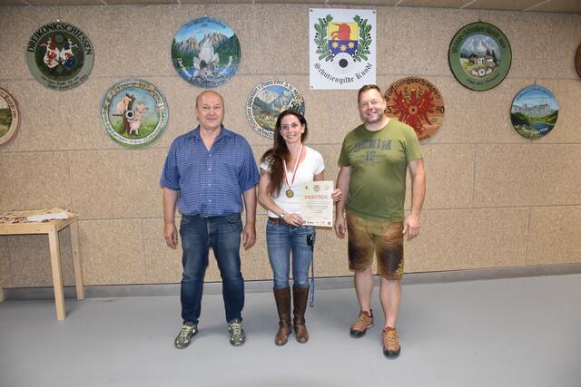 V.l.n.r.: SGKP-Landessportleiter Peter Schinnerl, Anna-Susanne Paar (SG Hopfgarten / 1. Platz Frauen 30-30), Dieter Achleitner (OSM SG Kundl) | Foto: Susanne Paar, TLSB