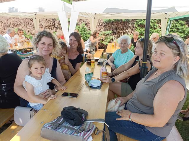 Babsi mit Laura, Jacqueline mit Rosalie, Magdalena, Simone und Petra