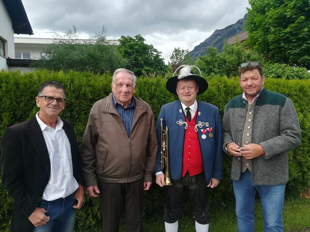 Karl Bauer (2.v.l.) feierte den 80. Geburtstag. | Foto: Gem. Stanzach