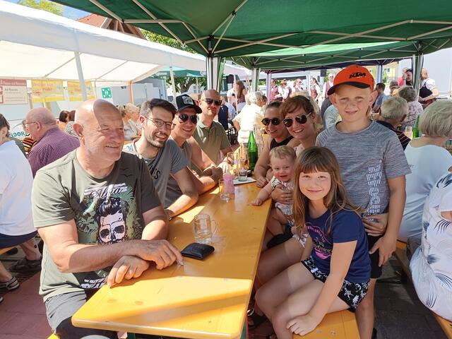 Gerhard, Martin, Christoph, Norbert, Nina, Carina  mit Baby Johanna, Jonas und Anna hatten es im Schatten des Schirmes gemütlich.