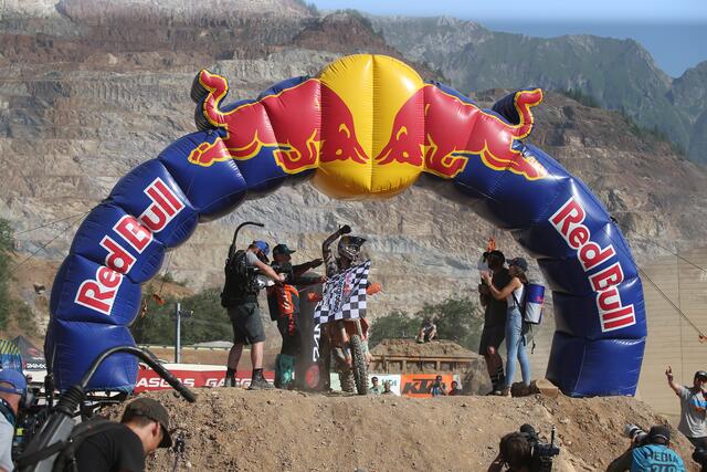 Manuel Lettenbichler im Ziel, als Gratulant "Red Bull Erzbergrodeo"-Mastermind Karl Katoch | Foto: GEPA