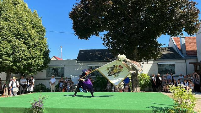 Fähnrich Alexander Zörfusz schwang traditionsgemäß die Fahne.  | Foto: Susanne Boross
