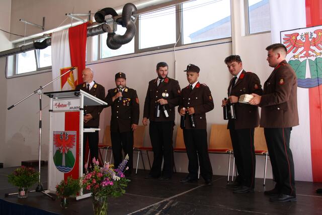 Geschenke wurden von Seiten der FF Thal in Niederösterreich überreicht.  | Foto: Elisabeth Zangerl 