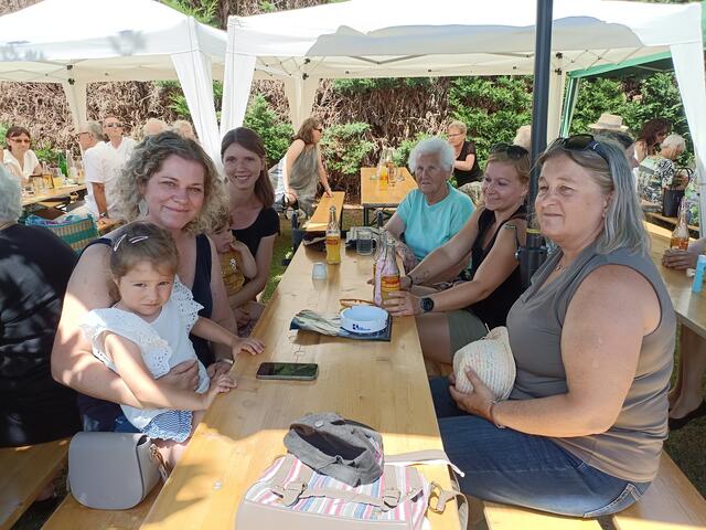 Babsi mit Laura, Jacqueline mit Rosalie, Magdalena, Simone und Petra genossen das Fest im Schatten des Sonnenschirmes.
