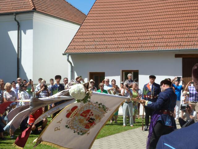 Fähnrich Alexander Zörfusz hatte die Ehre die Fahne zu schwingen! | Foto: Vanessa Wittmann