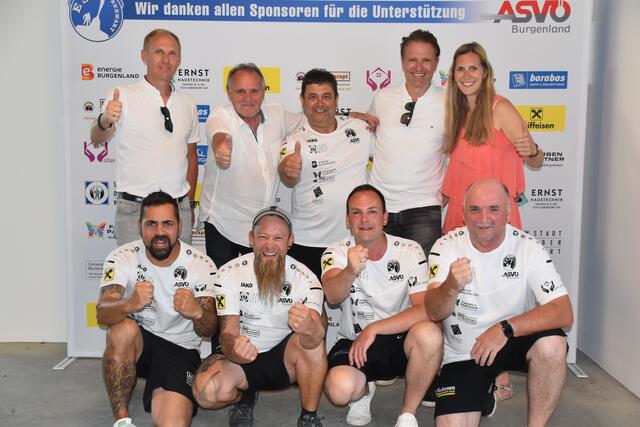 Die Spieler vom Team "Resch" und Sponsoren freuten sich über den klaren Heimsieg zur Eröffnung der Stocksporthalle.