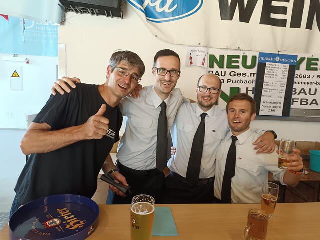 Gruppenkommandant Kleinl Peter, Krumpeck Oliver, Zehetbauer Stefan und Krumpeck Markus versorgten die Gäste mit kühlen Getränken.