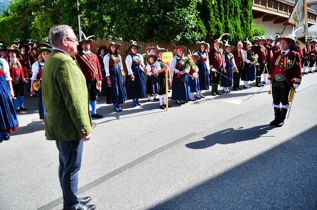 Schneidige Meldung des Birgitzer Hauptmanns Andreas Kirchmair an LR Johannes Tratter. | Foto: Hassl