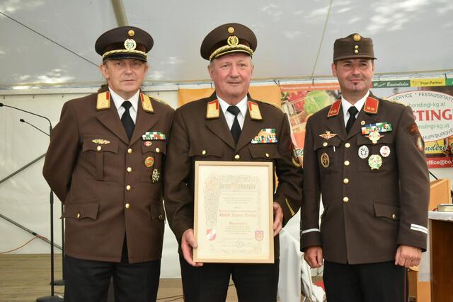 ABI Gerald Friedheim, E-LFR Johann Preihs mit der Ehren -Urkunde für die Ehrennadel und OBI Martin Regori  | Foto: Gerald Dreisiebner