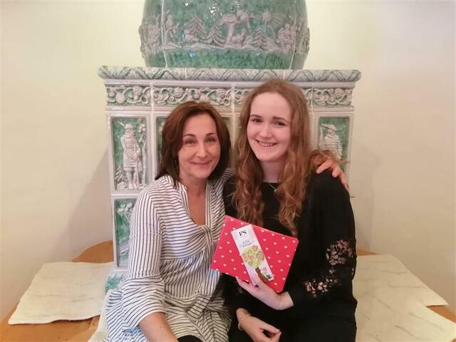 Anja Jung vom Badhaus Leogang freut sich über die Unterstützung von Angelina Gfäller und Viktoria Seidl.  Foto: Gfäller