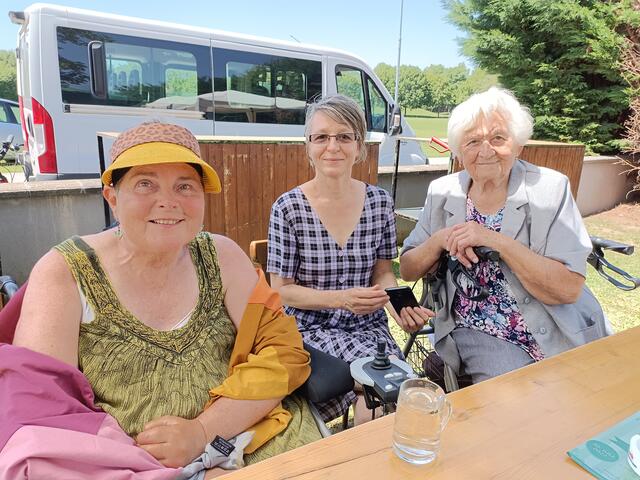 Gabi, Maria und Frau Mollatz unterhielten sich prächtig.