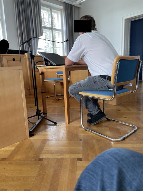 Der Angeklagte kurz vor Prozessbeginn. | Foto: Zezula