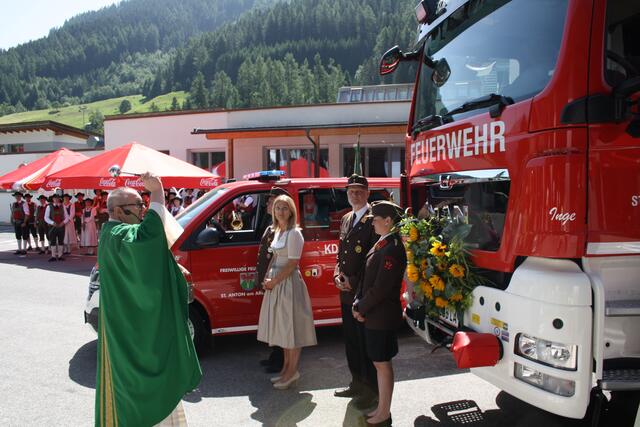 Pfarrer Norbert Jakab nahm die Segnung der beiden Fahrzeuge vor.  | Foto: Elisabeth Zangerl 