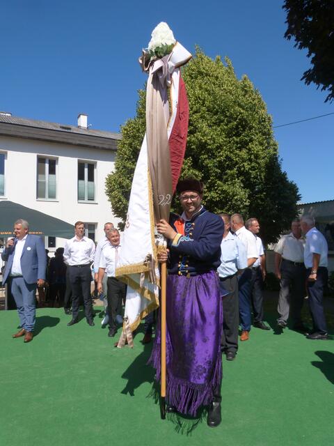 Fähnrich Alexander Zörfusz übte bereits lange Zeit vor dem Festakt das Fahnenschwingen