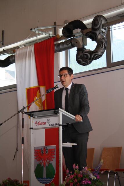 Bundesrat Peter Raggl: „Das Land Tirol Tirol investiert jährlich acht Millionen Euro in Anschaffungen von Geräten und Fahrzeugen für Freiwillige Feuerwehren."  | Foto: Elisabeth Zangerl 